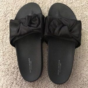 These black bow slides